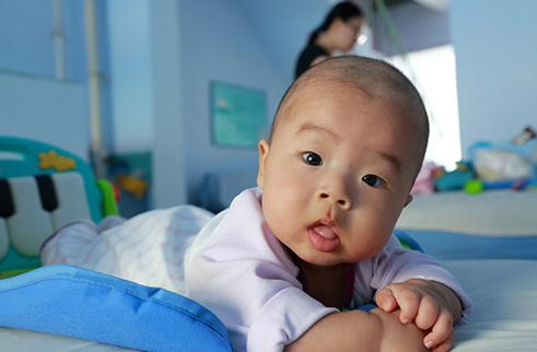 bí quyết chăm con, dạy con tập lẫy, lẫy, chăm con, dạy bé biết lẫy, dạy bé biết đi,..